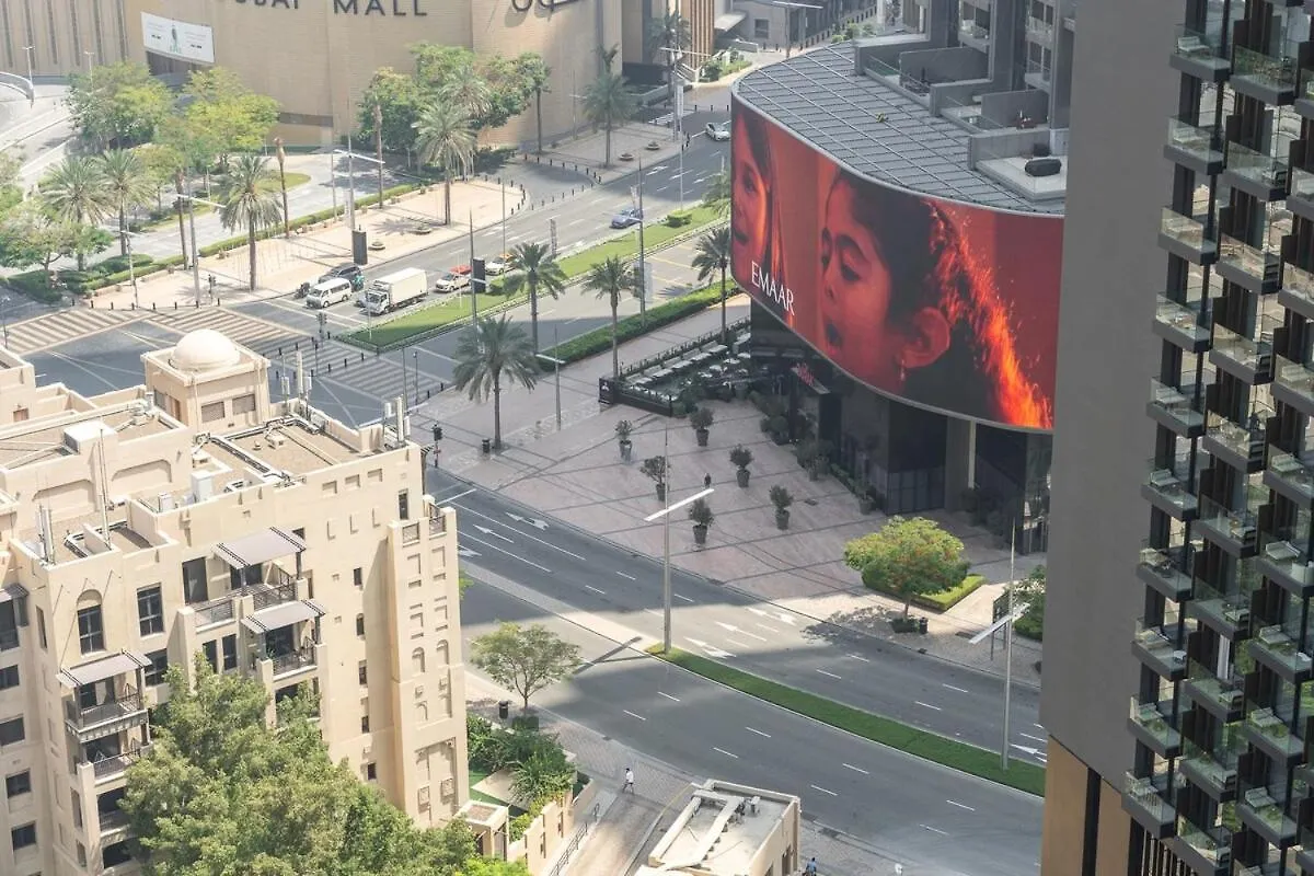 Daire Posh 2-Bedroom Flat In The Heart Of Downtown, Dubai!