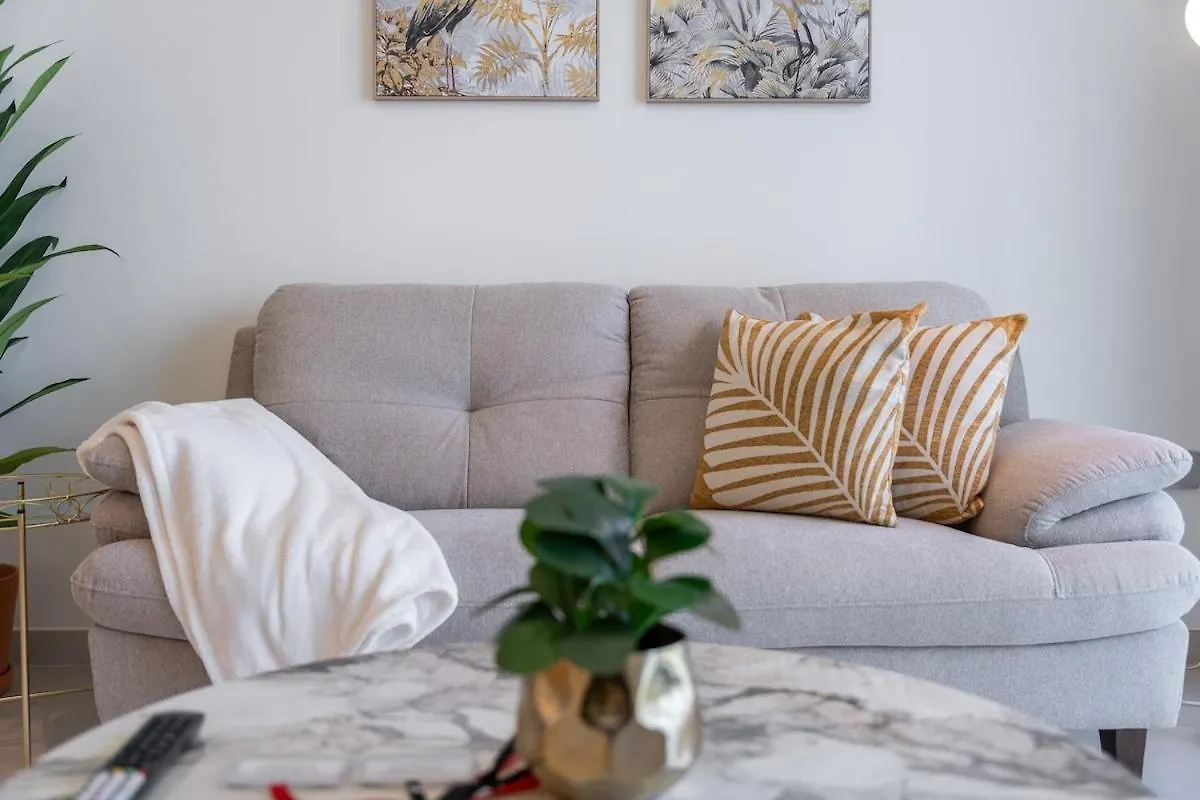 Daire Posh 2-Bedroom Flat In The Heart Of Downtown, Dubai!